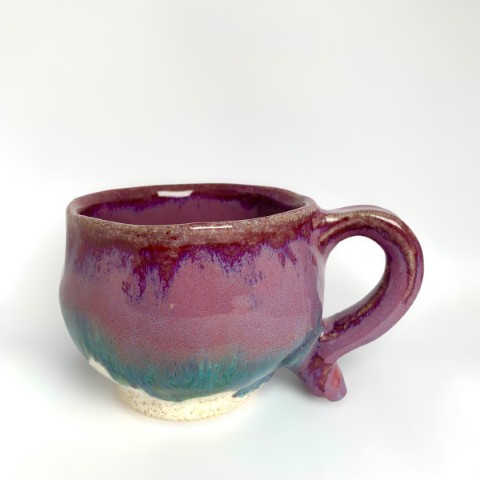 Taza borde curvo. Interior morado, exterior morado, verde musgo y blanco